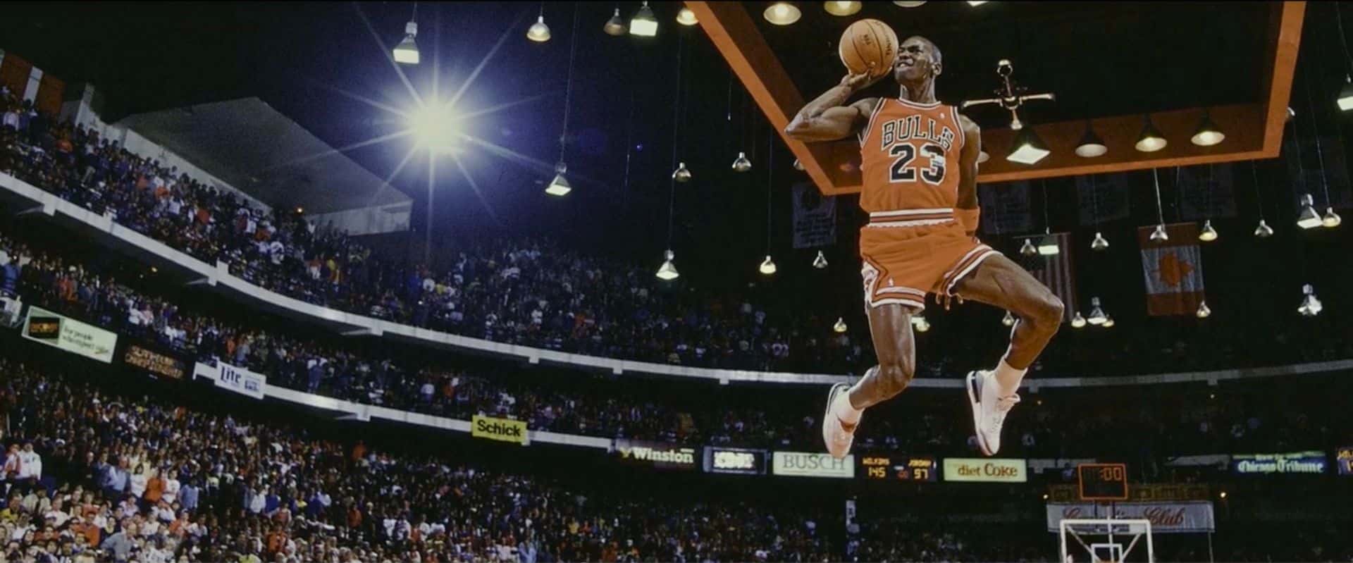 Photo de Michael Jordan durant la NBA Dunk Contest 1988 sur Cinésport pour son article MICHAEL JORDAN : UNE ICÔNE DU BASKET-BALL ET DE LA POP CULTURE