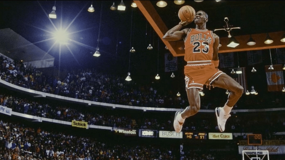 Photo de Michael Jordan durant la NBA Dunk Contest 1988 sur Cinésport pour son article MICHAEL JORDAN : UNE ICÔNE DU BASKET-BALL ET DE LA POP CULTURE
